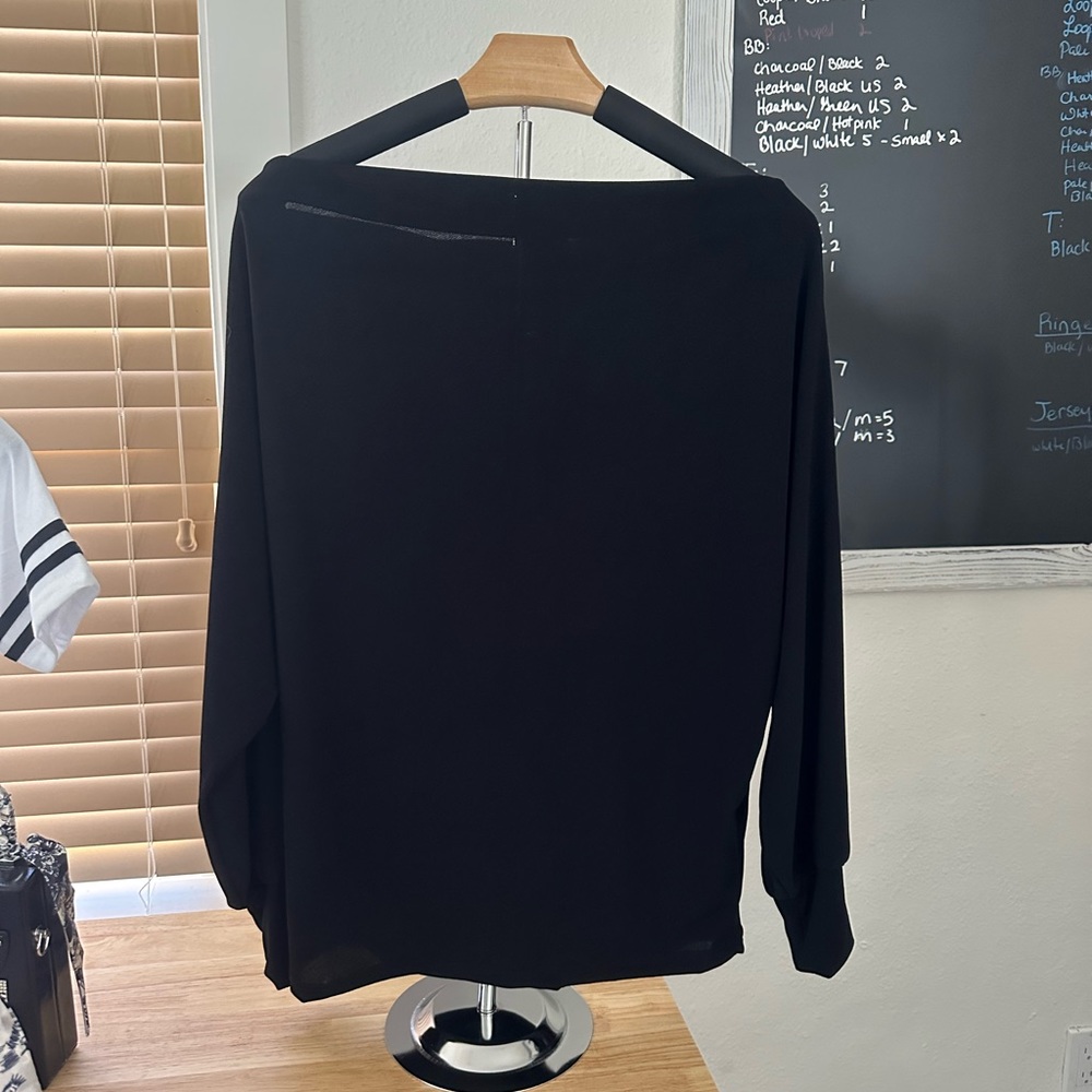 Super cute black top NWT size M